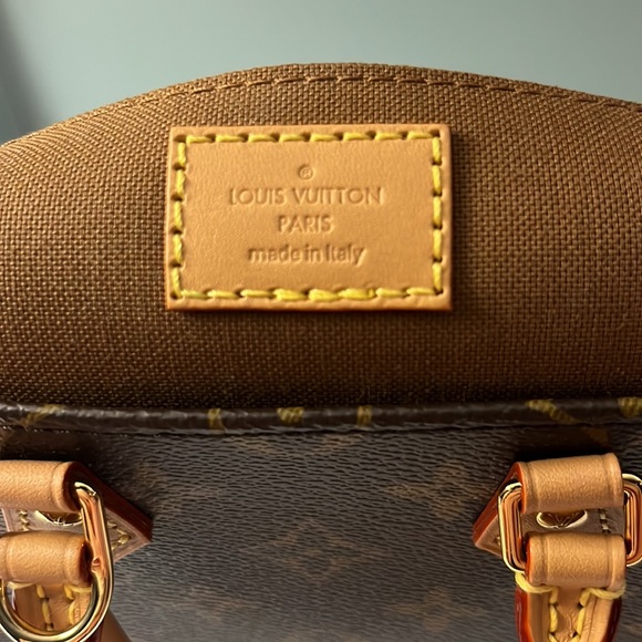 New Louis Vuitton Petit Sac Plat. Product ID: M69442. Material&Color: Monogram. - Picture 10 of 16